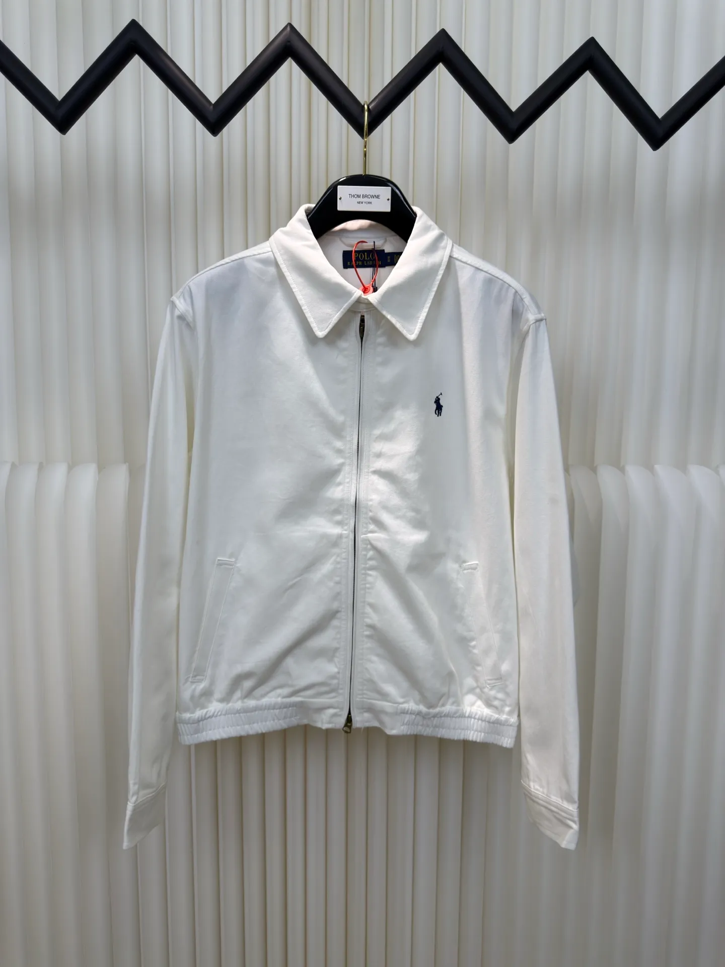 P490 Ralph Lauren embroidered zipper jacket. Customized cloud-velvet white twill cotton. Soft and silky. Comfortable against the skin. Dressed in pure white. Exuding innate elegance. Exquisite indigo pony logo embellished with it. Fully recognizable. Bringing a breath of freedom and vitality. Pure and smart color symphony. Reconstructing classics with neat silhouettes. Defining modern relaxation with versatile genes. Using imported machine embroidery technology. Using advanced computer control systems and precision mechanical components. Realize the iconic pony embroidery operation with high precision and smooth and delicate lines. Template machine bag opening. Preset templates guide the position, shape and size of the bag opening. Accuracy ensures the quality of the bag opening effect. The hem is made in one go using a three-needle waist-drawing machine. The elastic band and fabric are sewn together in the same process using the machine's special needle position and feeding mechanism. The three-needle design is stronger and can evenly distribute pressure to ensure that the elastic band and the fabric are tightly fitted. The fabrics have been washed. Better feel and texture, not easy to deform, not easy to shrink, not easy to fade, maintain long-term beauty, size: S M L XL